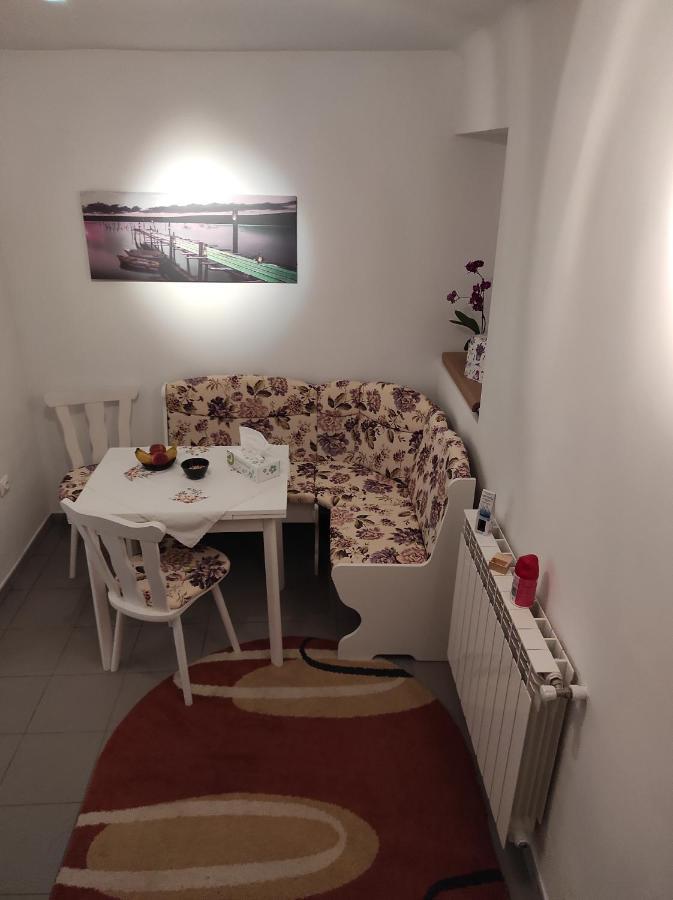 Garsoniera Cocheta Zona Coresi Mall Braşov Buitenkant foto